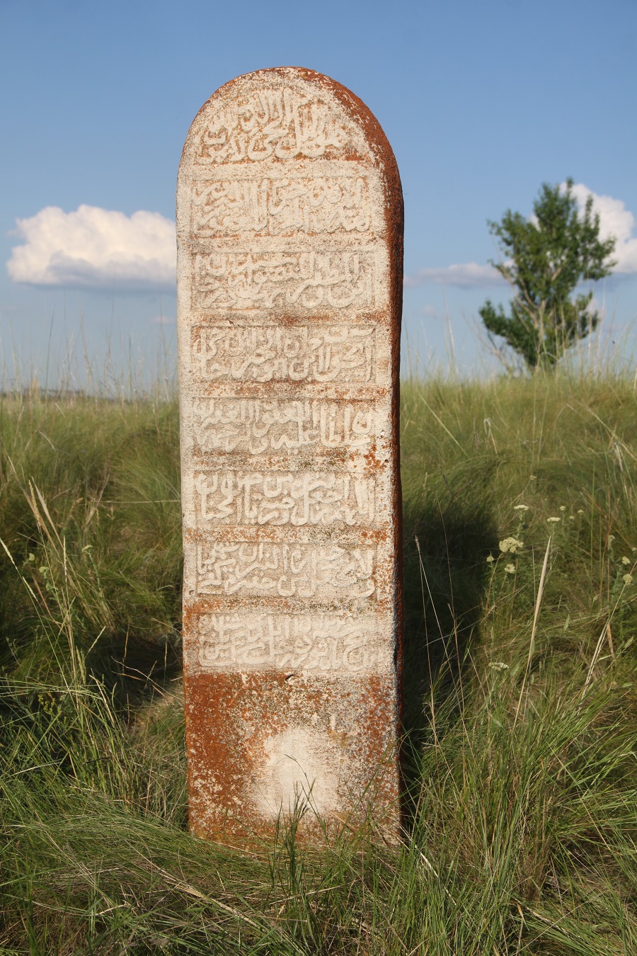 Найден надгробный камень хана Айшуака 