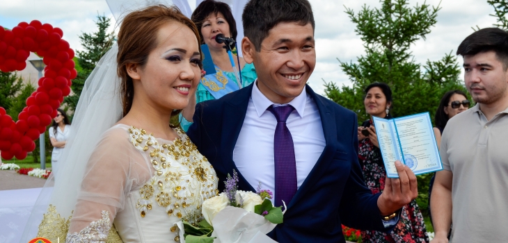 Свадебный вальс сразу для 38 пар прозвучал накануне Дня столицы