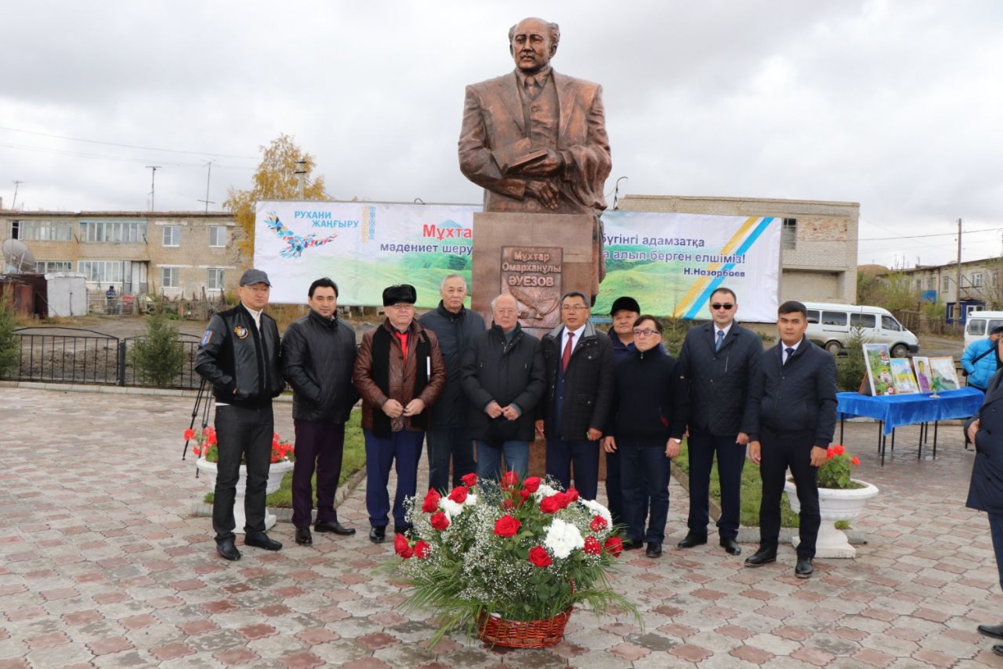 В Жарминском районе открылся памятник Мухтару Ауэзову