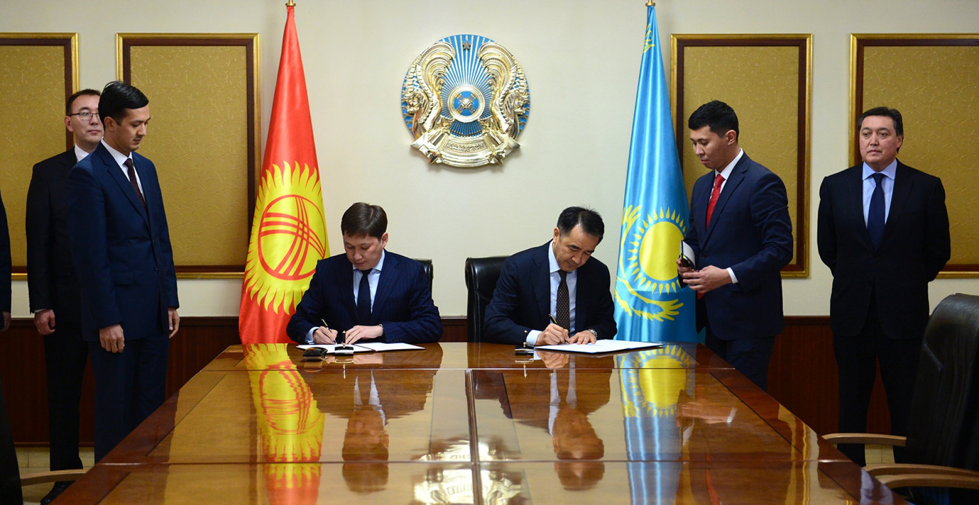 В Үкімет үйі завершены переговоры с делегацией Кыргызской Республики