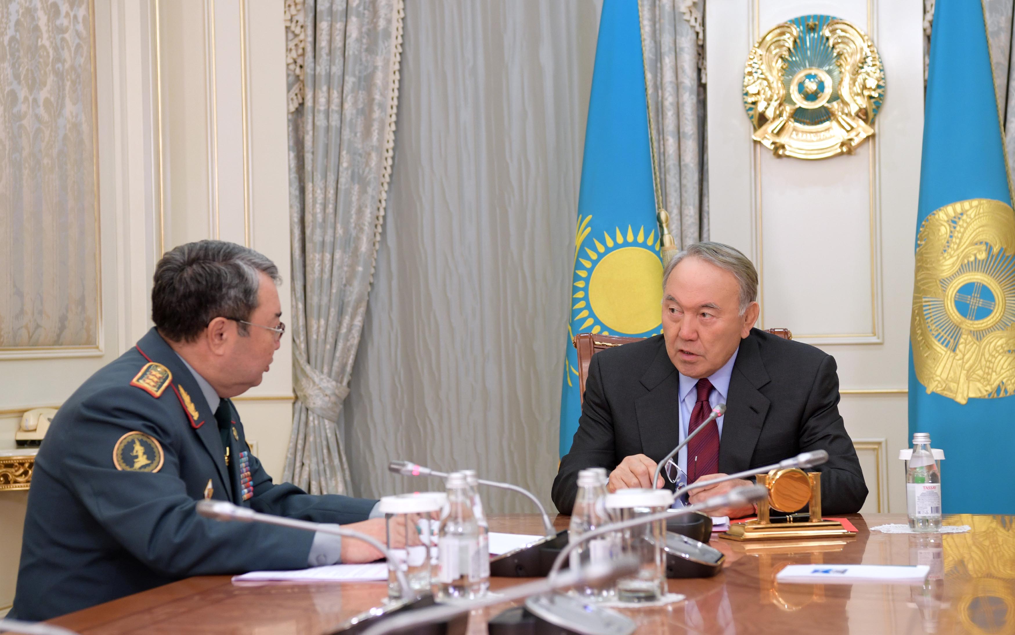 Жасузаков проинформировал Главу государства о решении жилищного вопроса военнослужащих