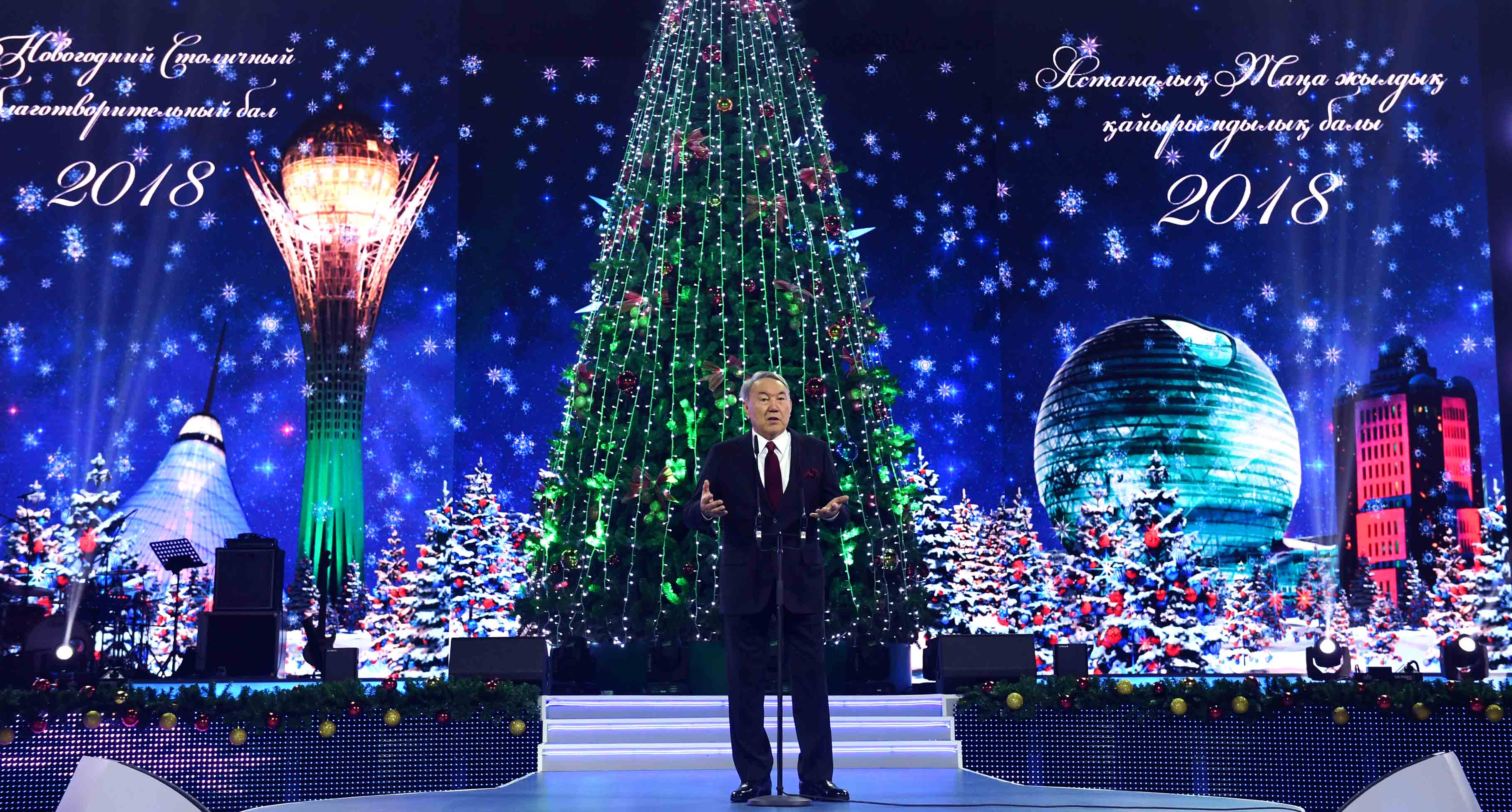 Нурсултан Назарбаев поздравил казахстанцев с наступающим Новым годом