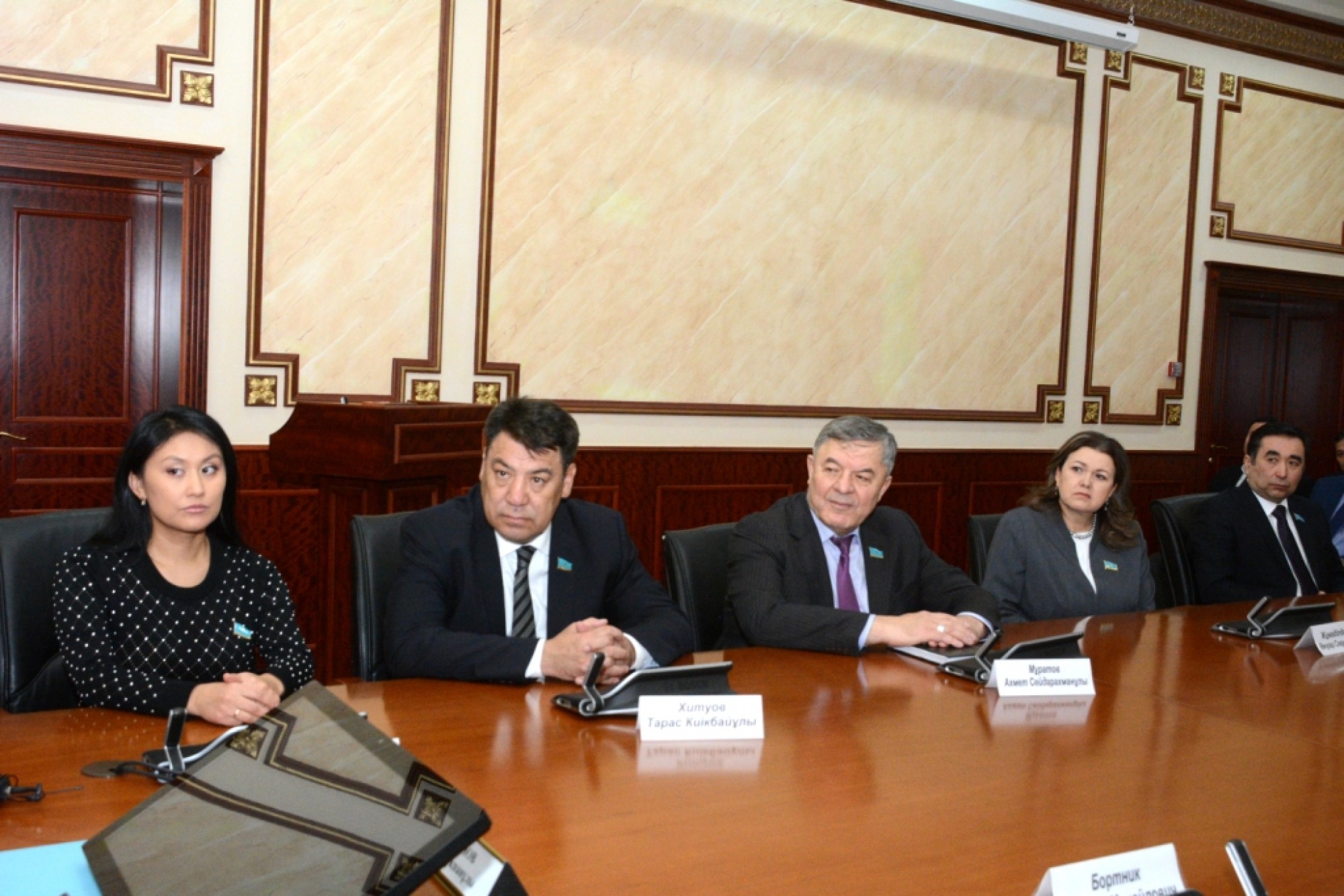Аким Мангистауской области встретился с депутатами Сената