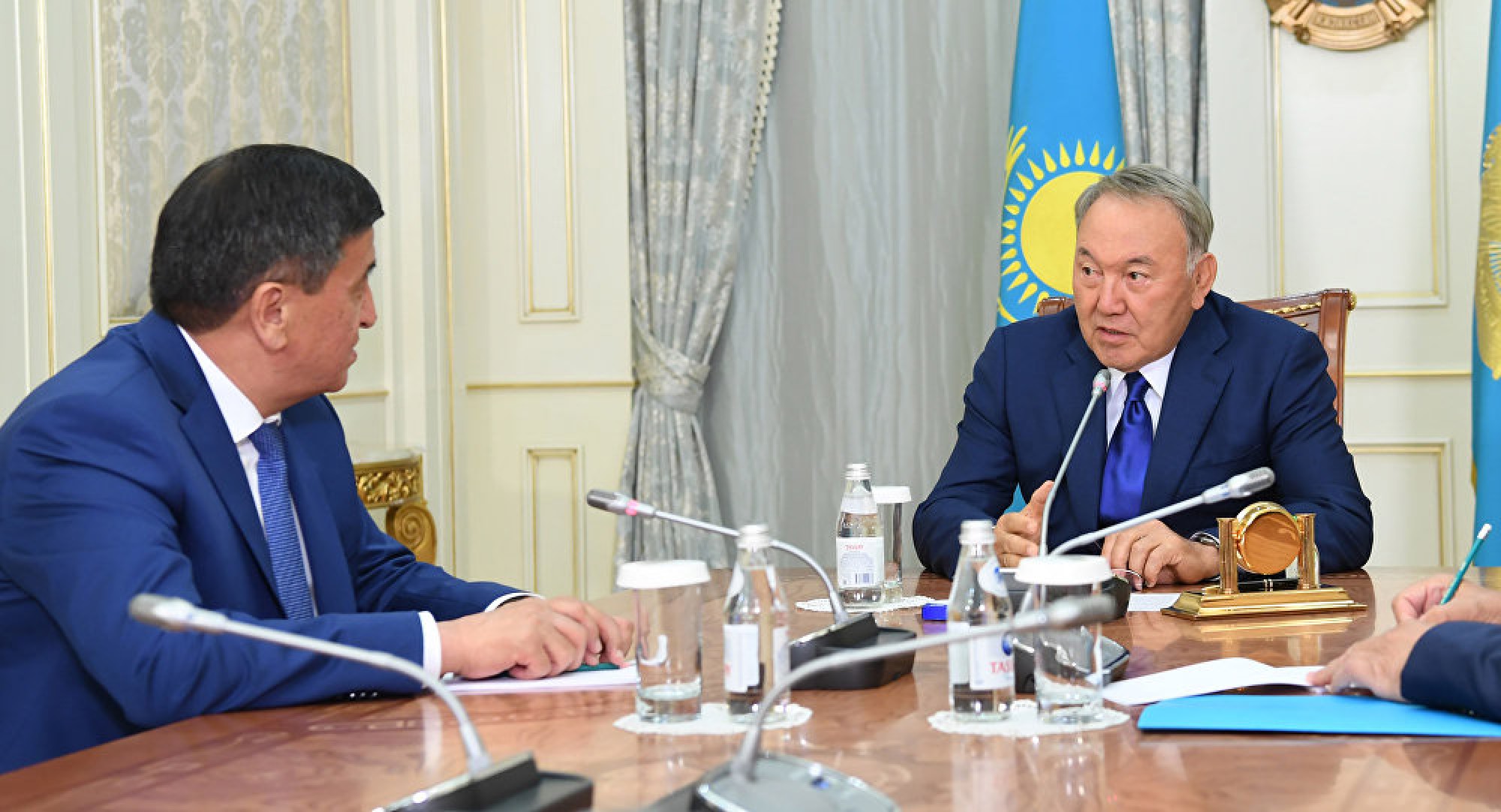 Глава государства поговорил по телефону с Президентом Кыргызской Республики