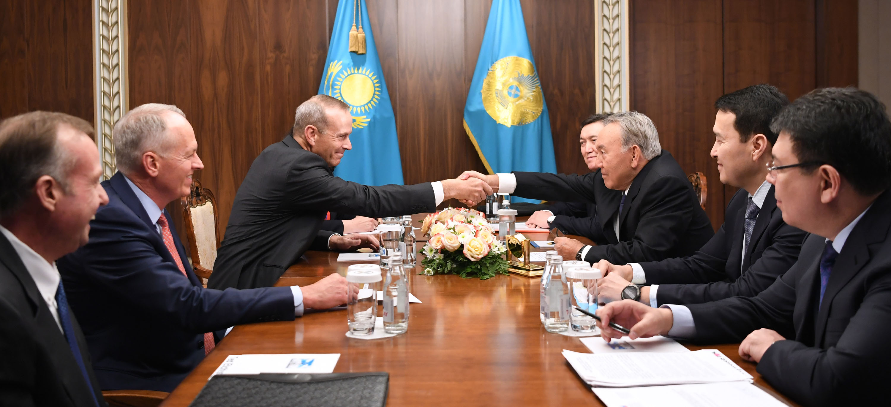 Нурсултан Назарбаев поздравил руководителя «Шеврон» Майкла Уирта со вступлением в должность