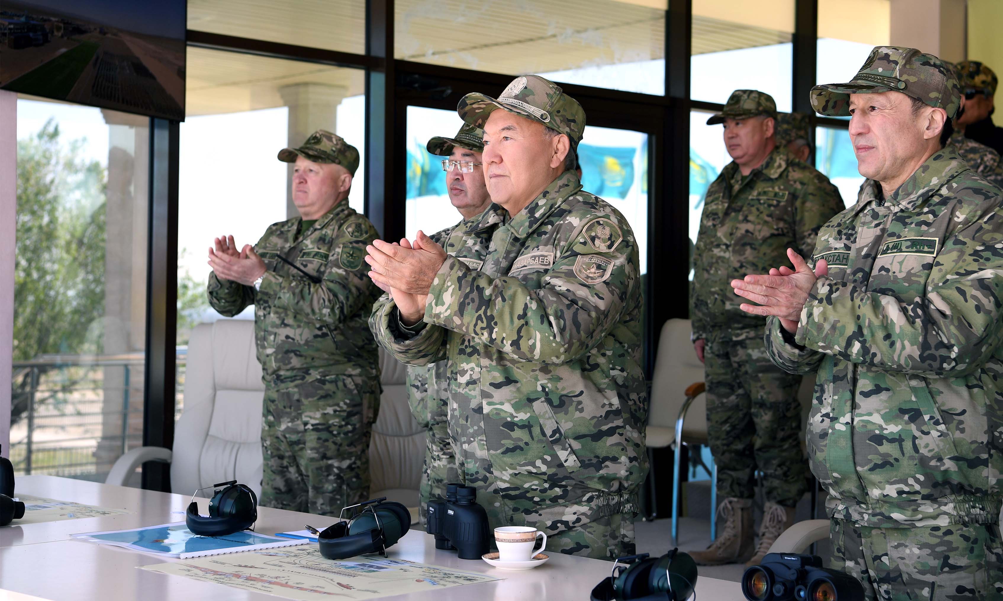 Нурсултан Назарбаев поблагодарил участников боевого парада за боевую выучку
