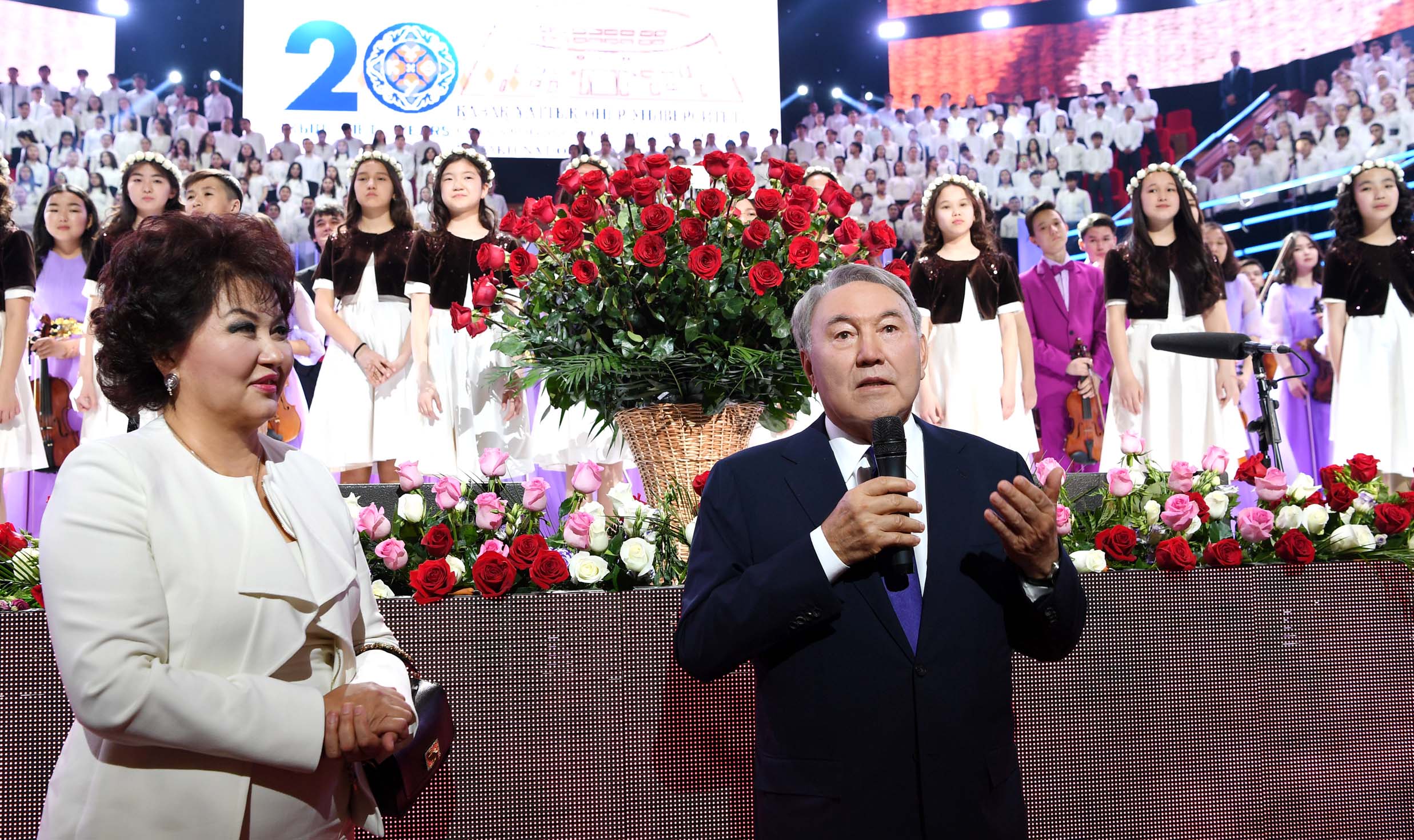 Нурсултан Назарбаев поздравил с 20-летием КазНУИ 