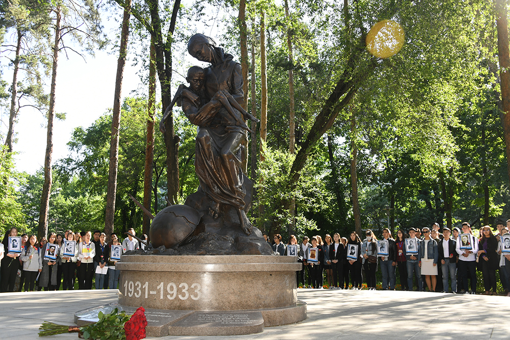 В Алматы возложили цветы к памятнику жертвам голода 1931-1933 годов