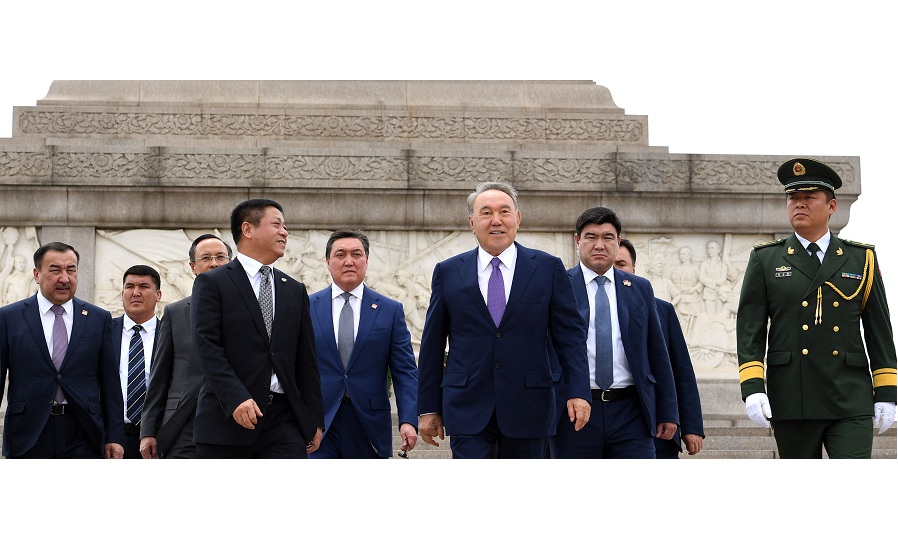 Нурсултан Назарбаев почтил память участников национально-освободительной борьбы Китая