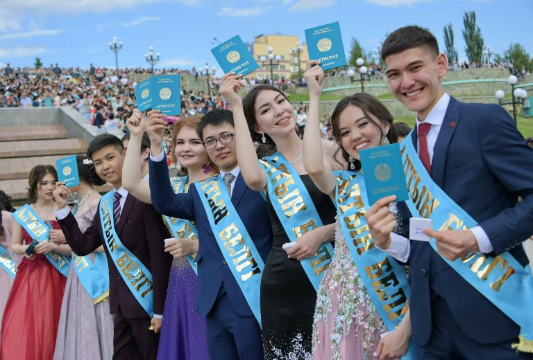 Знак «Алтын белгі» вручили 208 выпускникам в Павлодаре