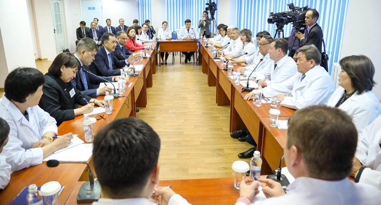Б. Сагинтаев рассказал о приоритетах системы здравоохранения медработникам Акмолинской области