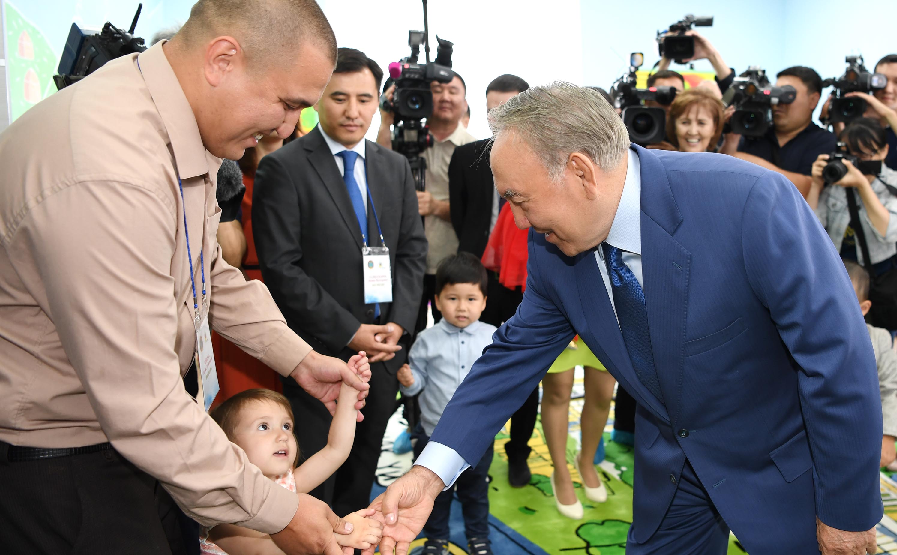 Нурсултан Назарбаев осмотрел новый столичный детский сад