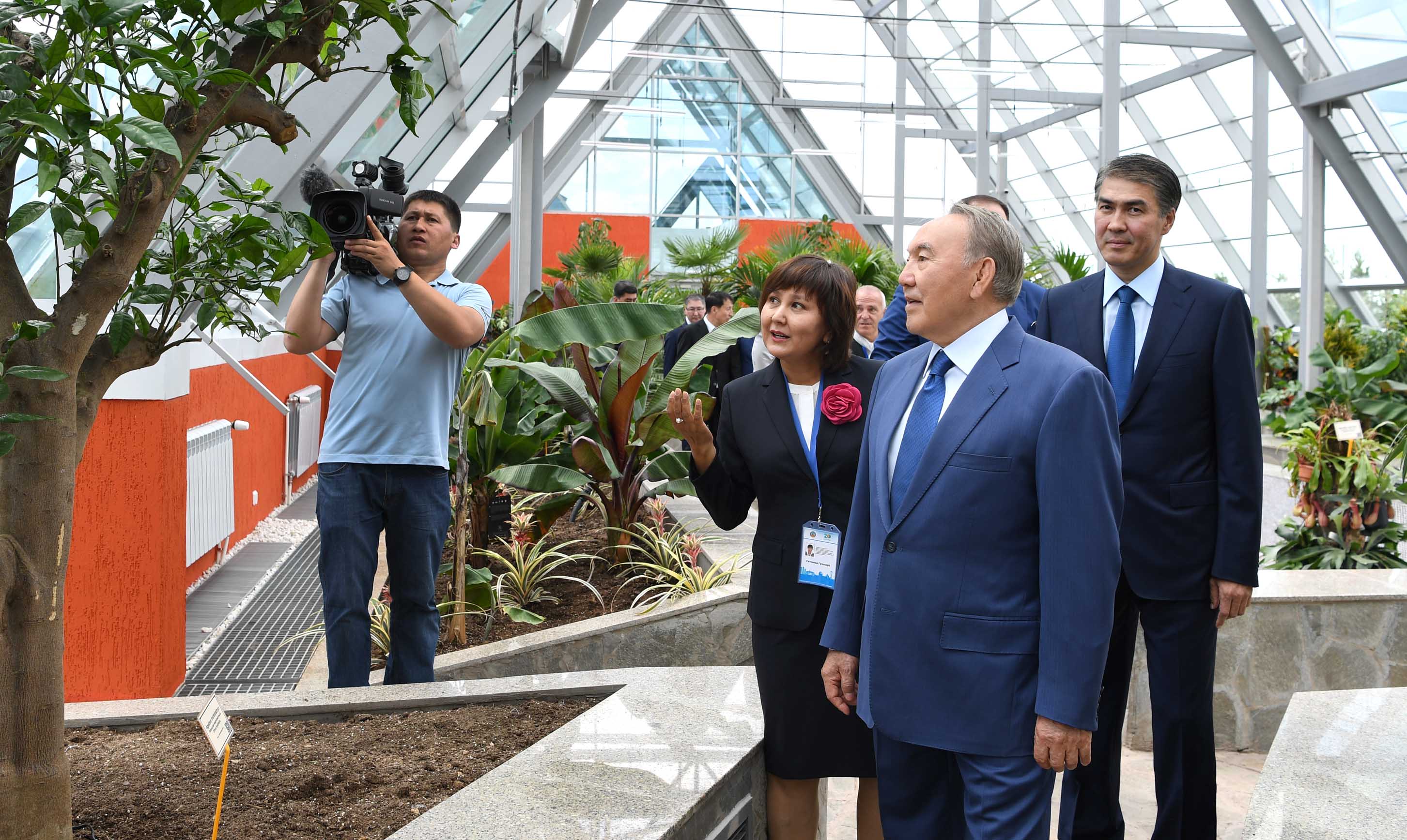 Нурсултан Назарбаев посетил столичный Ботанический сад