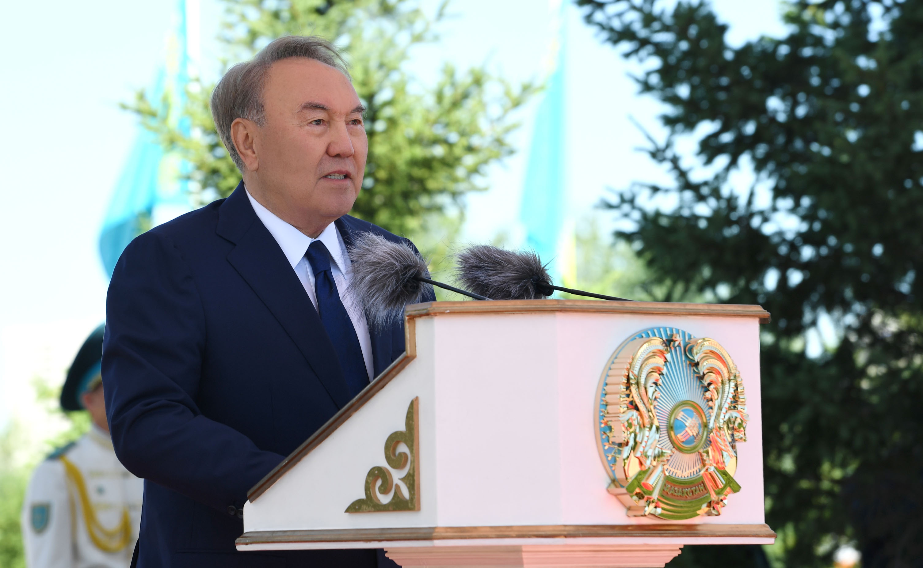 Президент Казахстана принял участие в церемонии поднятия Государственного флага