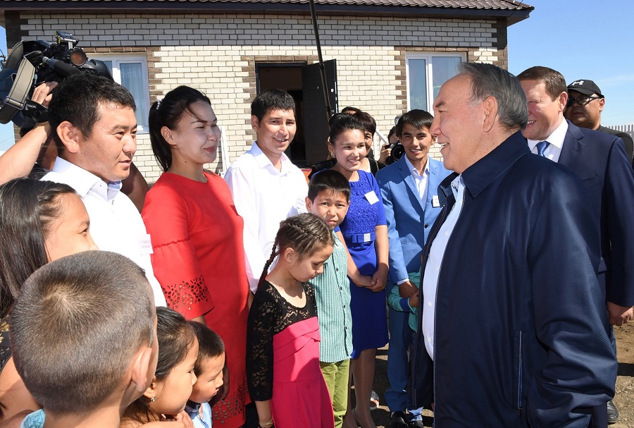 Нурсултан Назарбаев встретился с семьями переселенцев из других регионов страны