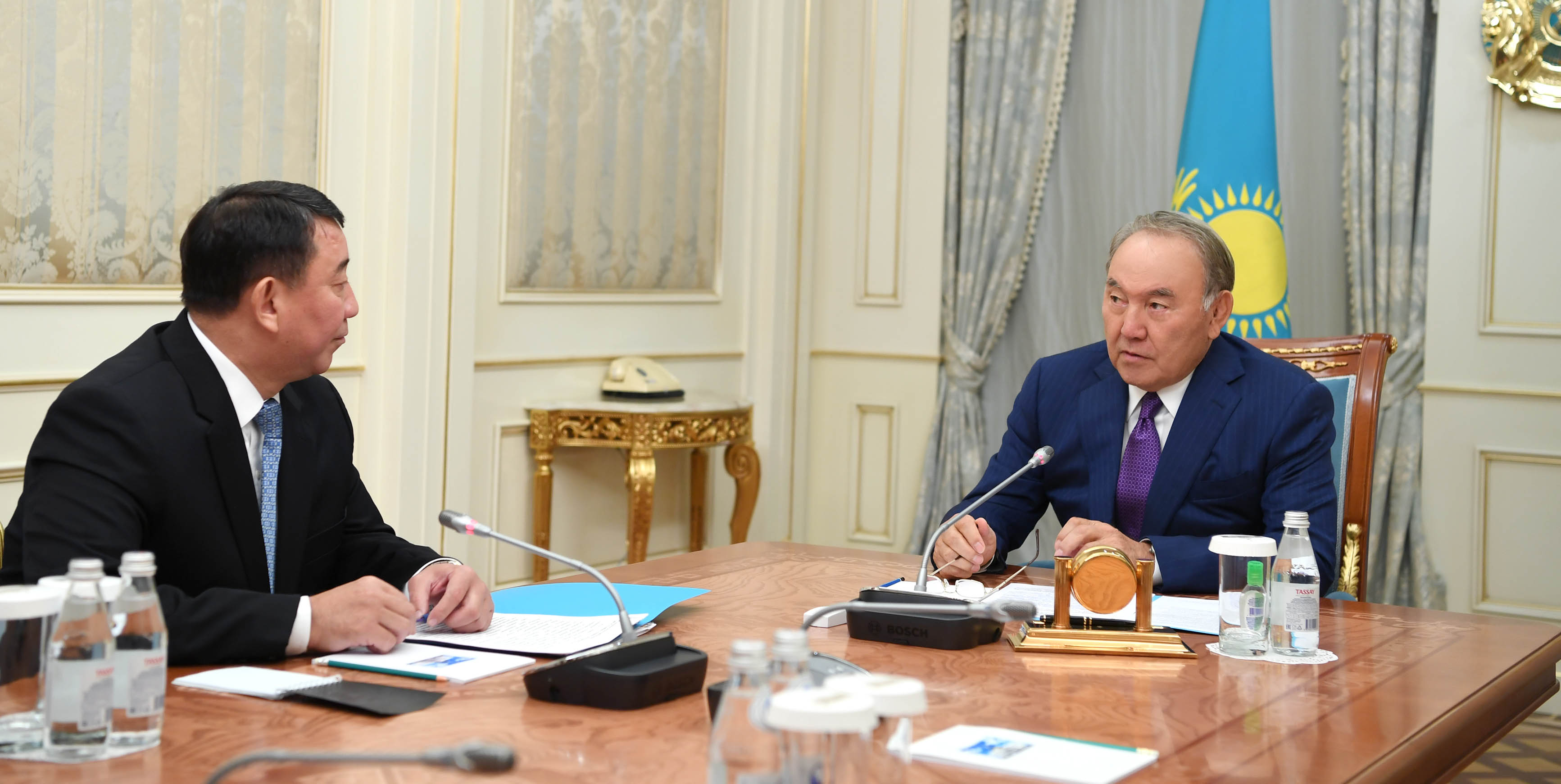 Глава государства встретился с директором Службы внешней разведки «Сырбар» 