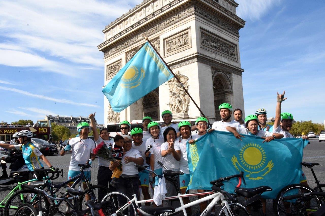 Казахстанский триумф духа у Триумфальной арки в Париже