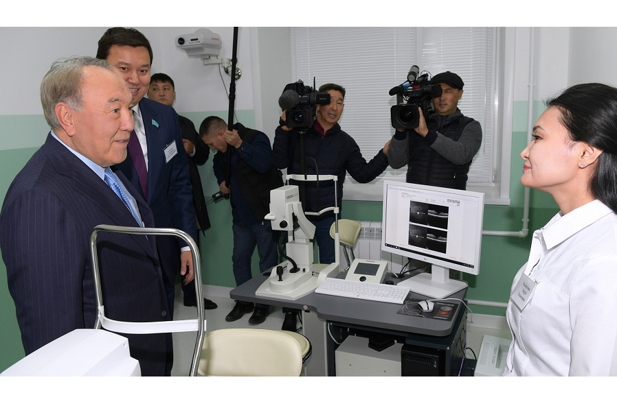 Нурсултан Назарбаев посетил офтальмологический центр в Актобе 