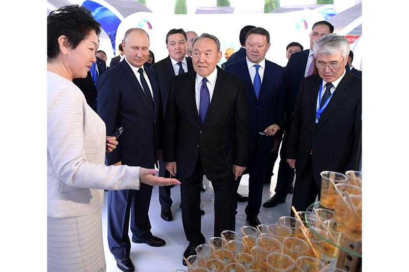 Президенты Казахстана и России посетили туристическую выставку