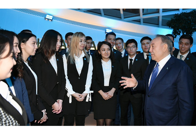 Нурсултан Назарбаев посетил выставку, посвященную антиядерному движению Казахстана