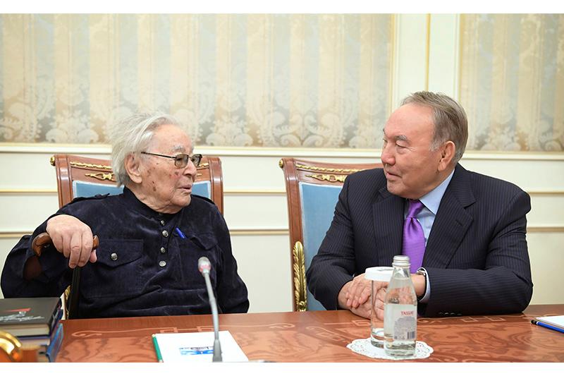 Нурсултан Назарбаев встретился с народным писателем Абдижамилом Нурпеисовым
