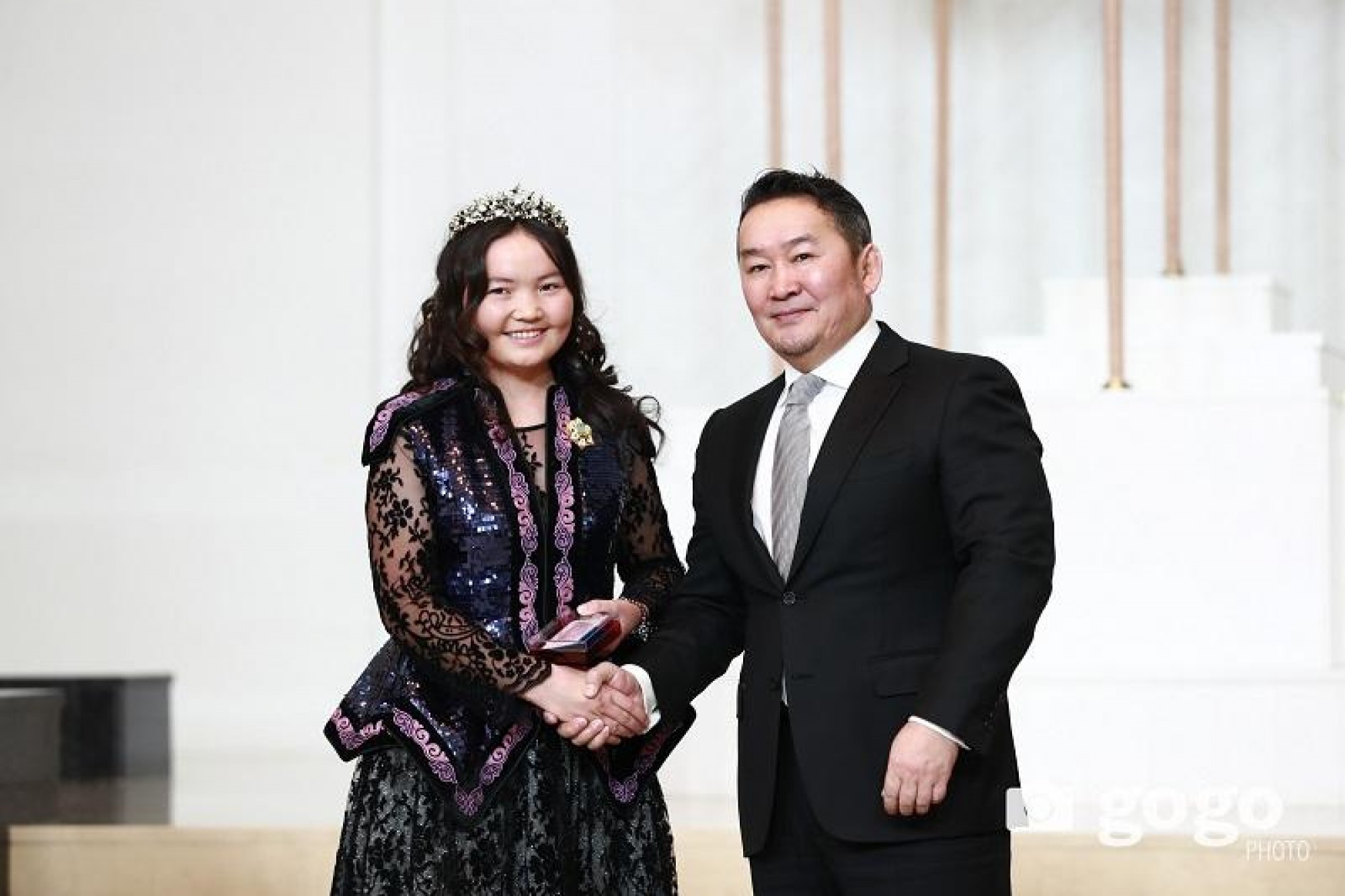 Девушка-беркутши Айшолпан удостоена высокой награды в Монголии