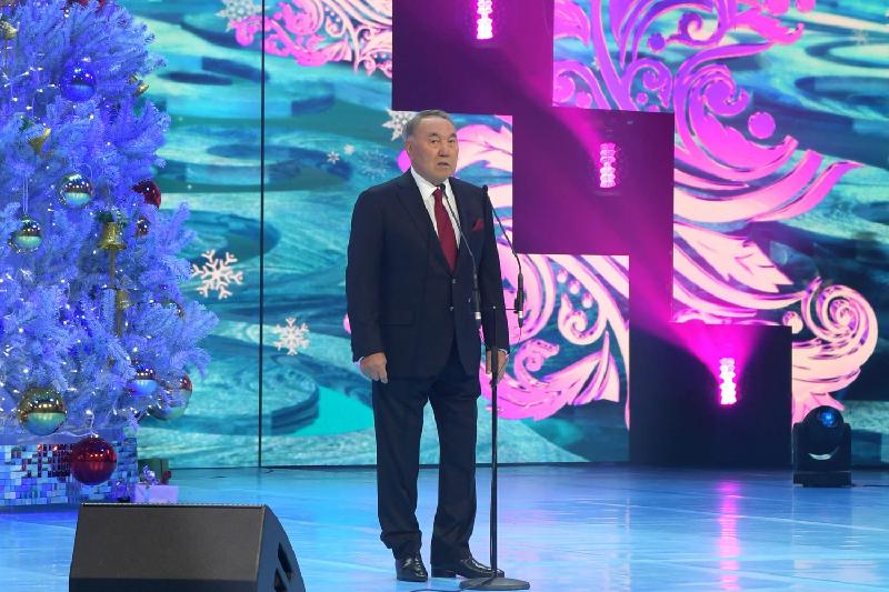 Нурсултан Назарбаев поздравил с наступающим Новым годом участников благотворительного бала