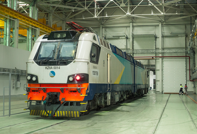 Казахстанские электровозы поставляют в Азербайджан