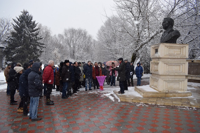В Алматы возложили цветы к памятнику Шакену Айманову 