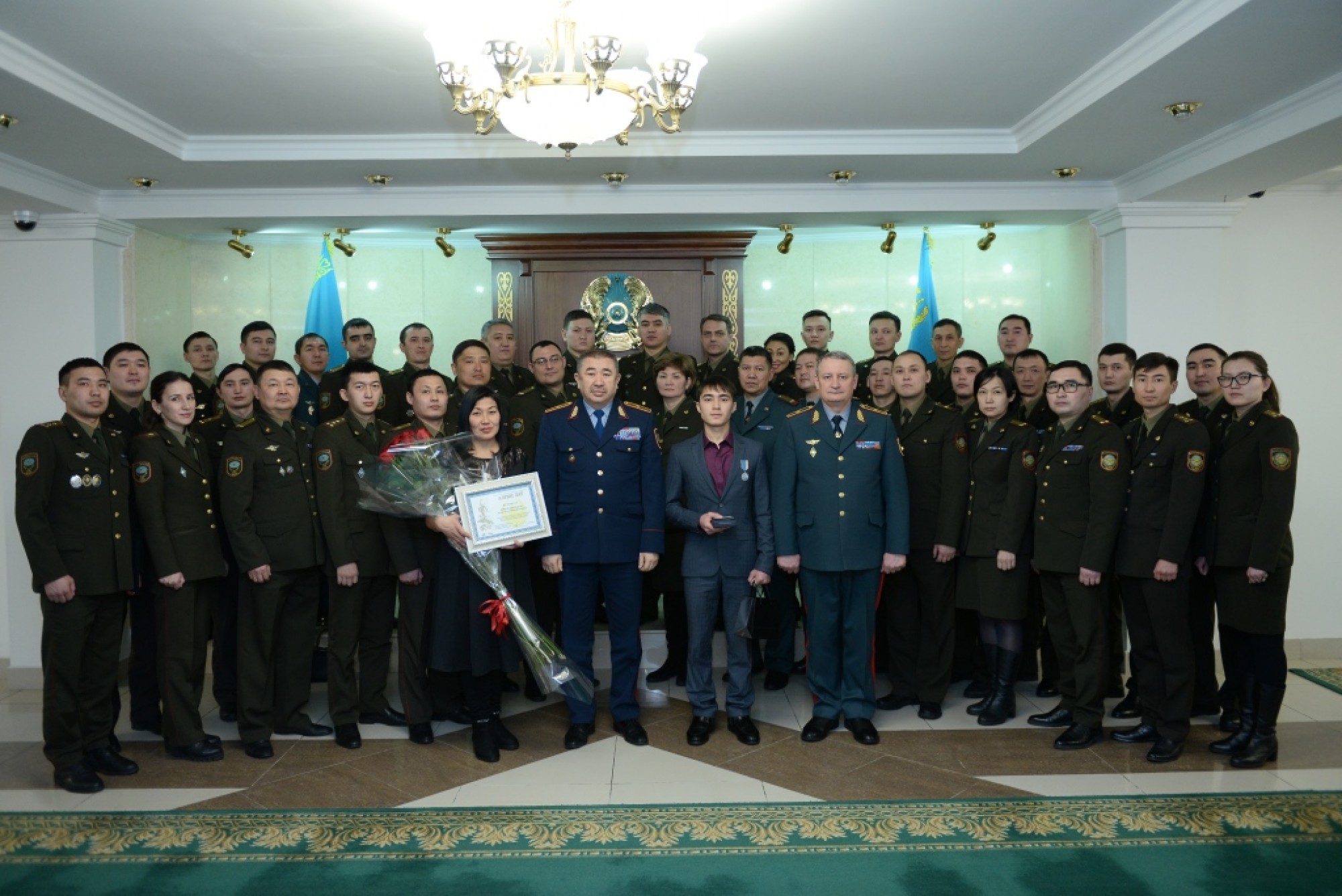 Министр внутренних дел Е. Тургумбаев встретился с героем-школьником