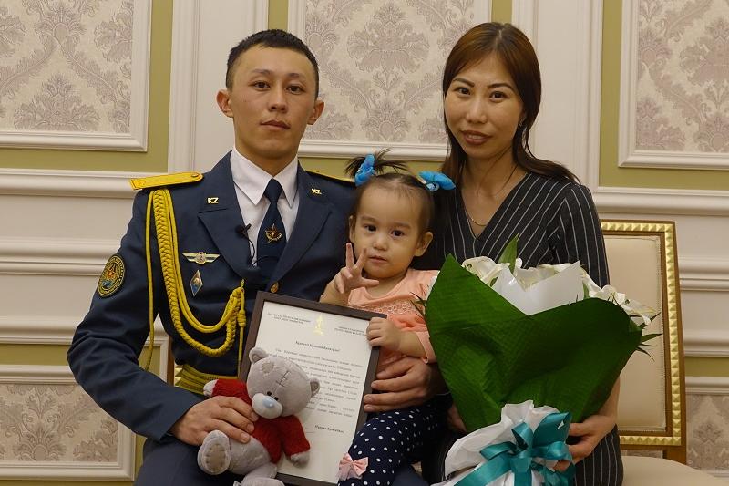 Военнослужащего наградили за мужество при спасении людей 