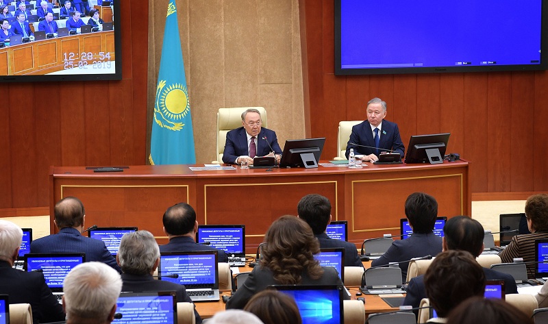 Нурсултан Назарбаев заявил о необходимости поиска новых решений для укрепления благосостояния страны