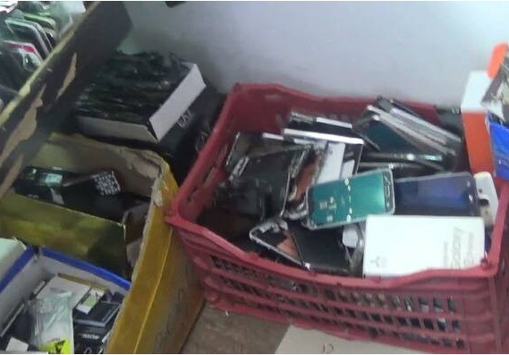 Столичные полицейские изъяли у скупщиков девять краденых телефонов