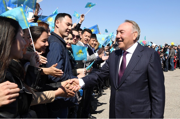 Молодежь Алматы с цветами встретила Нурсултана Назарбаева 