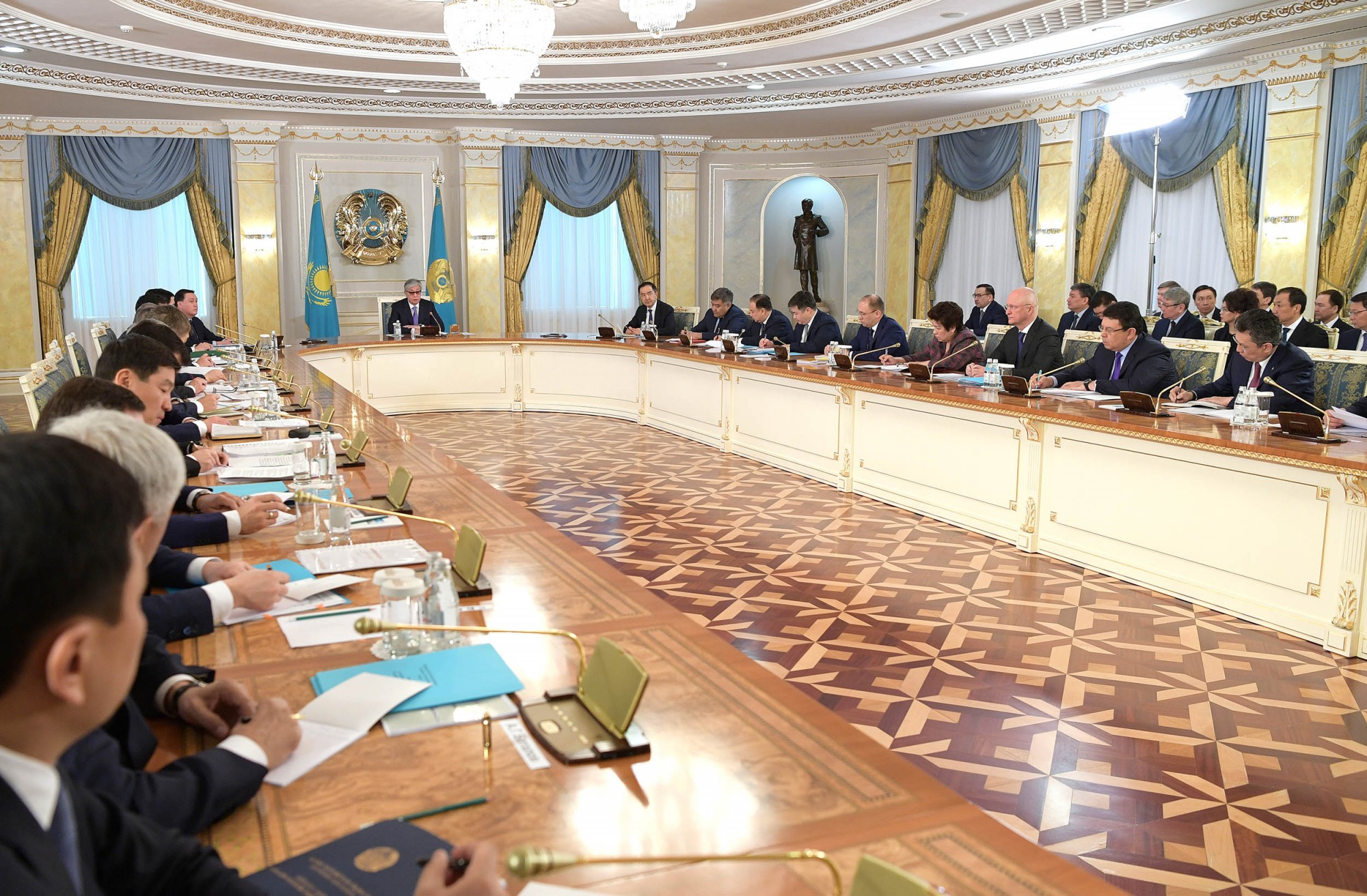 К. Токаев провел совещание с участием акимов областей, городов Нур-Султана, Алматы и Шымкента
