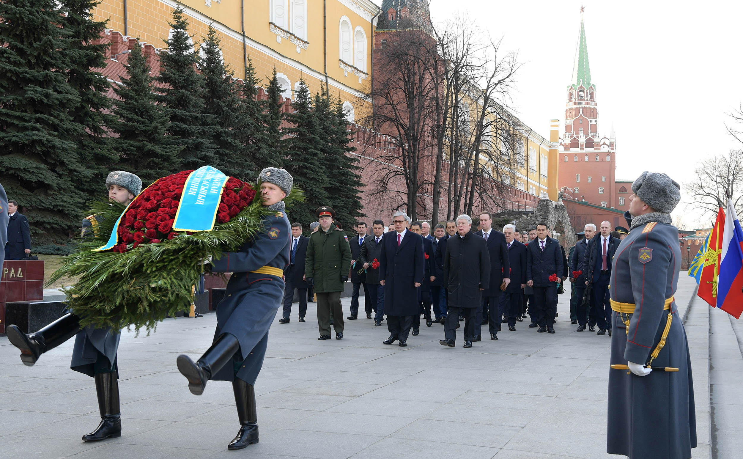 Глава государства принял участие в церемонии возложения цветов к Могиле неизвестного солдата 