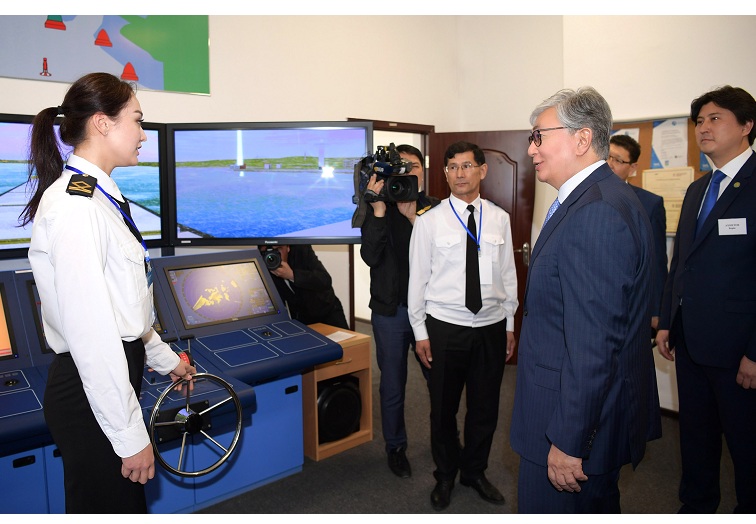 Глава государства посетил Актауский морской торговый порт