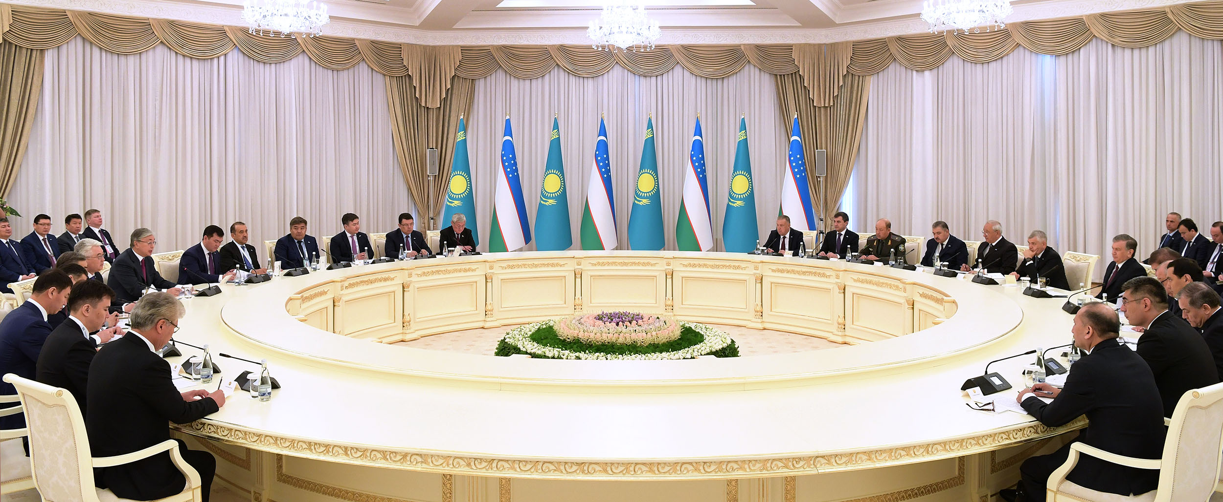 Глава государства встретился с Президентом Узбекистана в расширенном составе