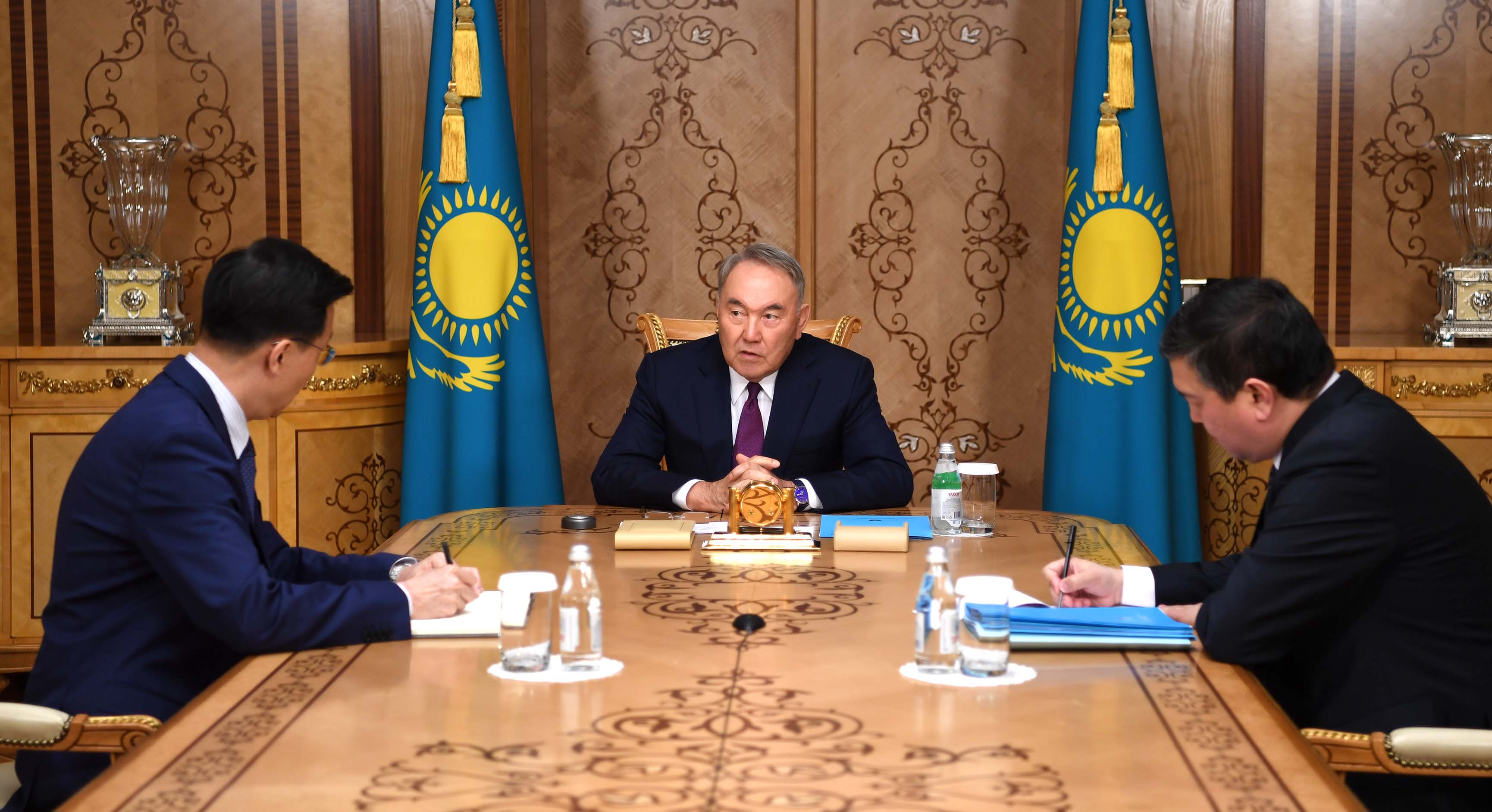 Нурсултан Назарбаев встретился с Чрезвычайным и Полномочным Послом КНР