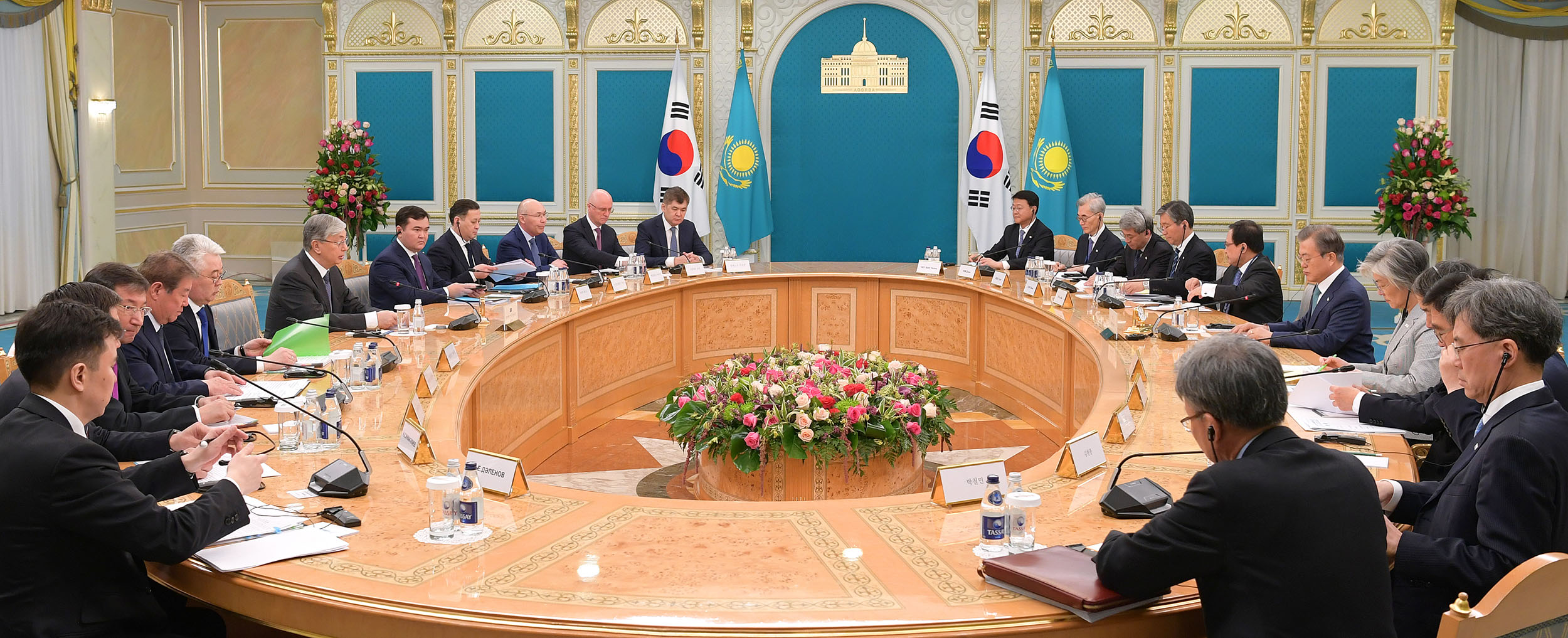 К. Токаев провел переговоры с Президентом Республики Корея Мун Чжэ Ином в расширенном составе
