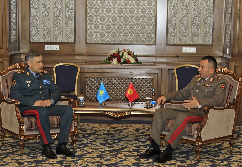 Вопросы военного сотрудничества обсудили министры обороны Казахстана и Кыргызстана