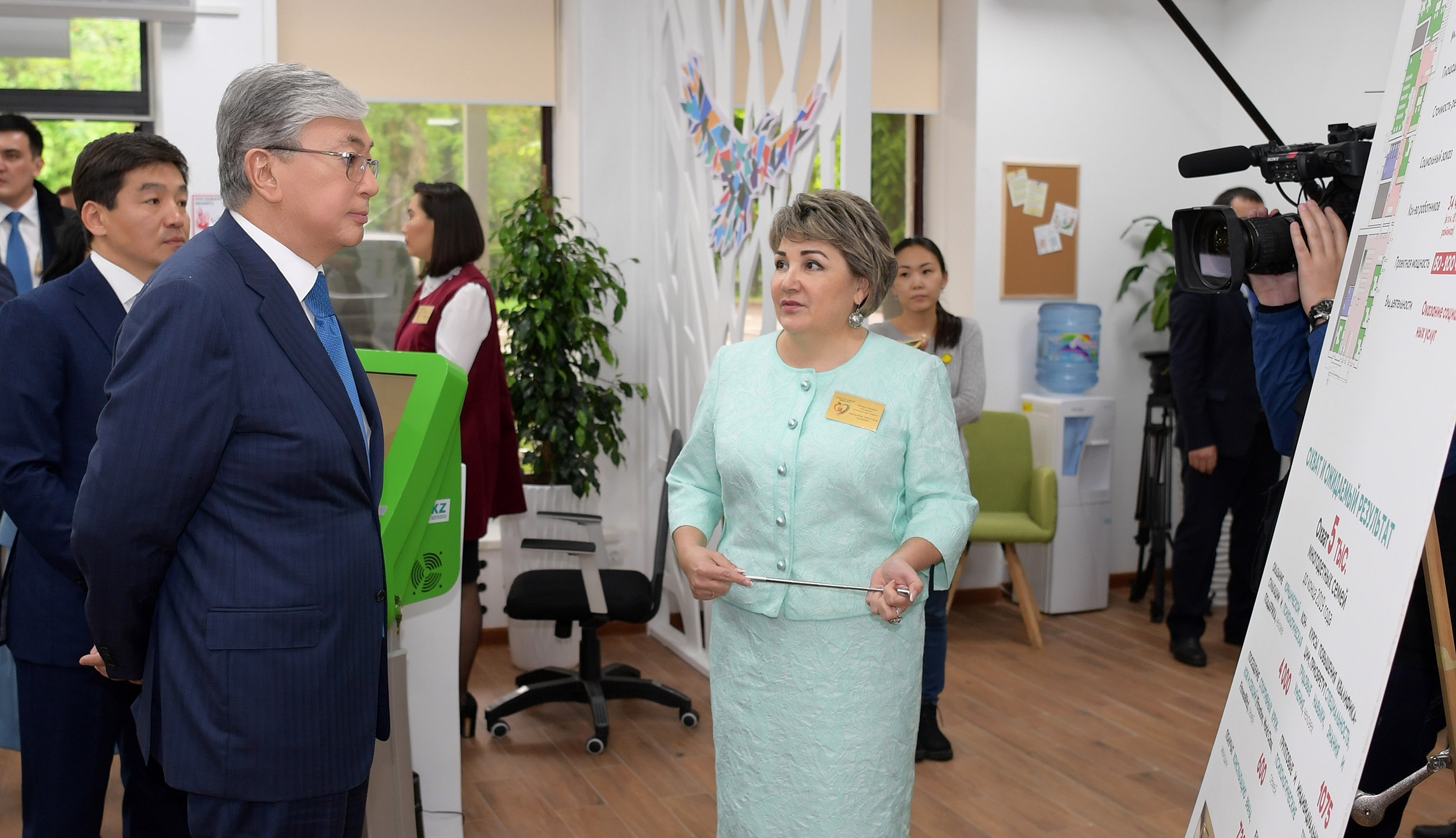 Президент Казахстана посетил Центр многодетных матерей «Бақытты отбасы»