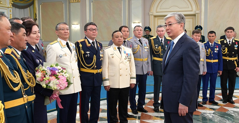 Президент Казахстана вручил ордена и медали военнослужащим и сотрудникам правоохранительных органов