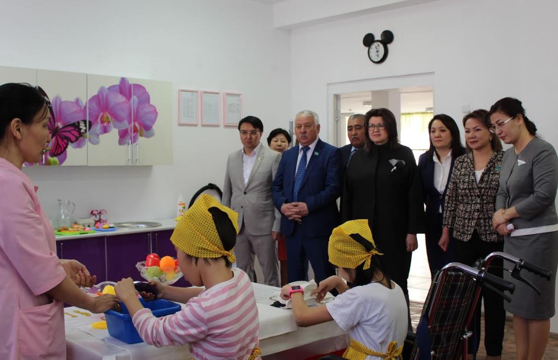 В Кызылорде депутаты Мажилиса ознакомились с работой Детского центра
