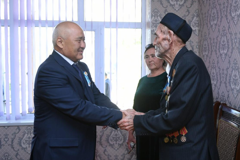 Аким Туркестанской области поздравил ветеранов войны с Днем Победы