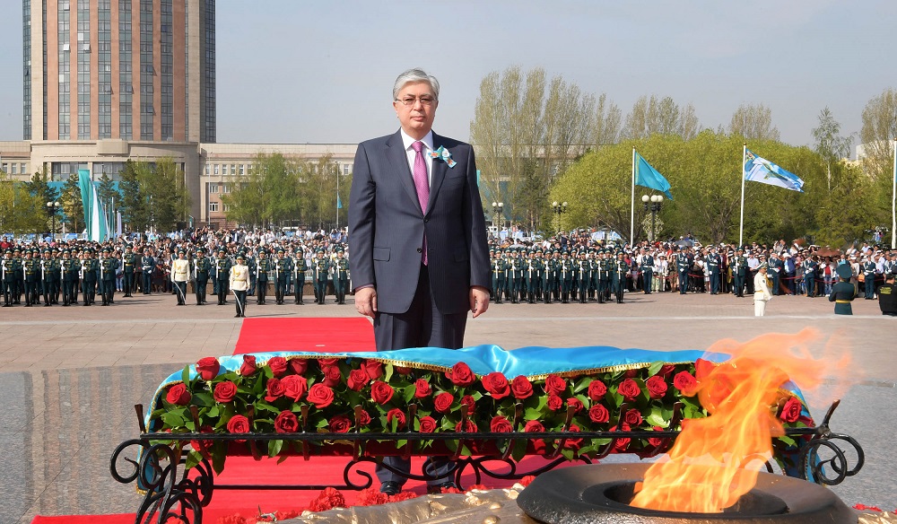 Президент принял участие в церемонии возложения цветов к монументу «Отан қорғаушылар»