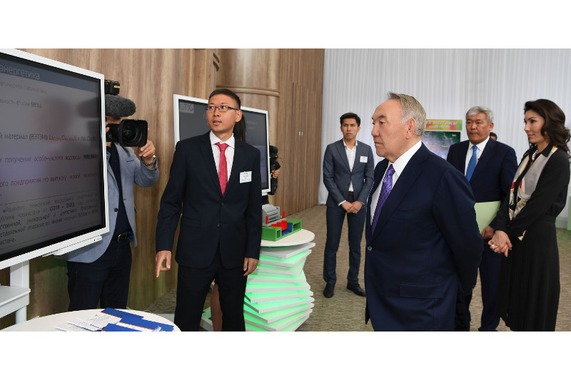 Нурсултан Назарбаев посетил Международный центр зеленых технологий и инвестпроектов