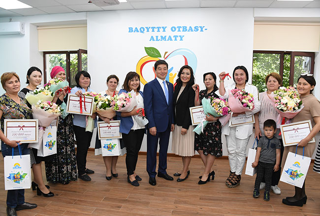 В Алматы многодетные семьи получили ключи от квартир по программе «Бақытты отбасы»