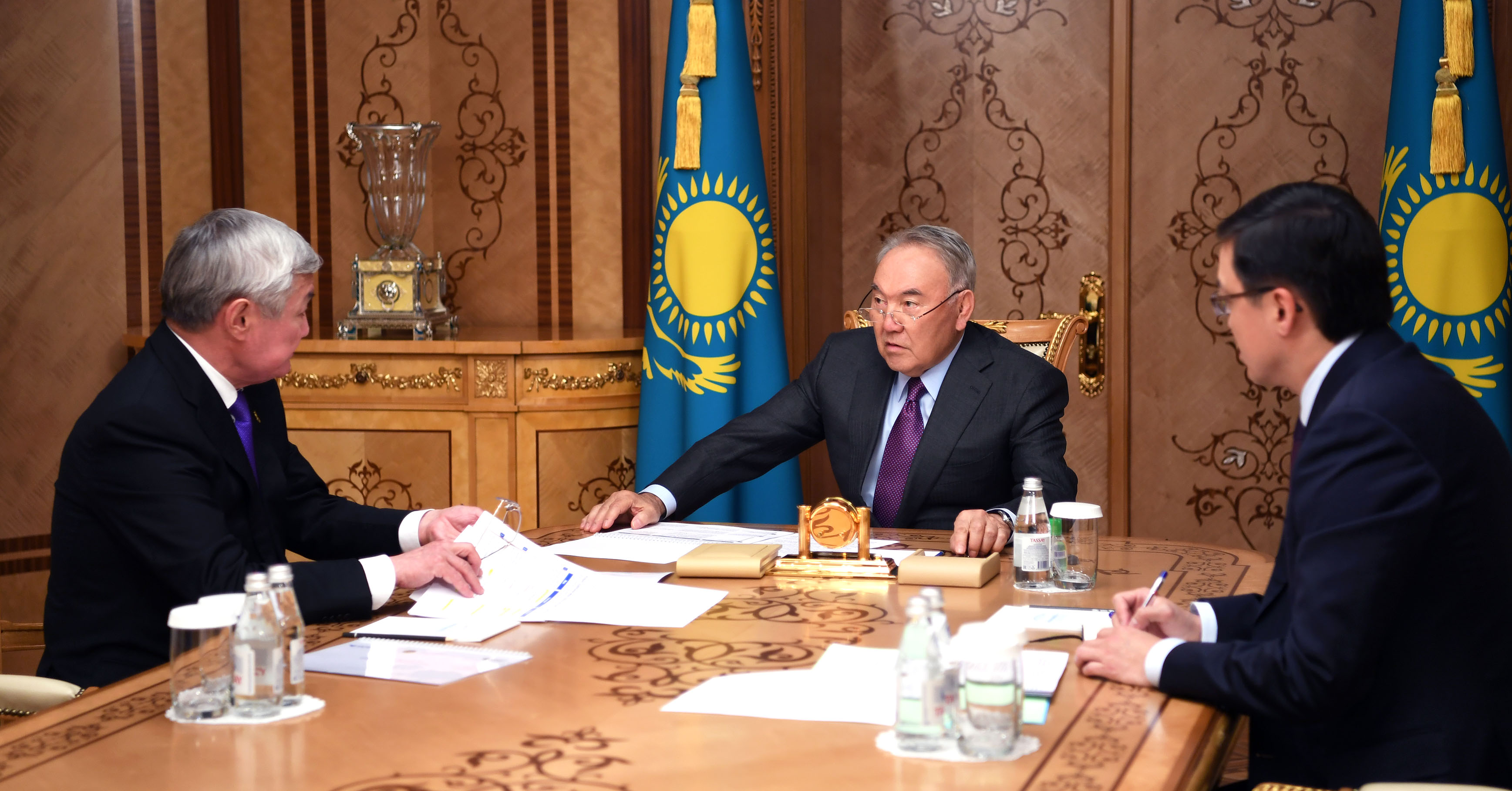 Нурсултан Назарбаев принял министра труда и социальной защиты населения Бердибека Сапарбаева