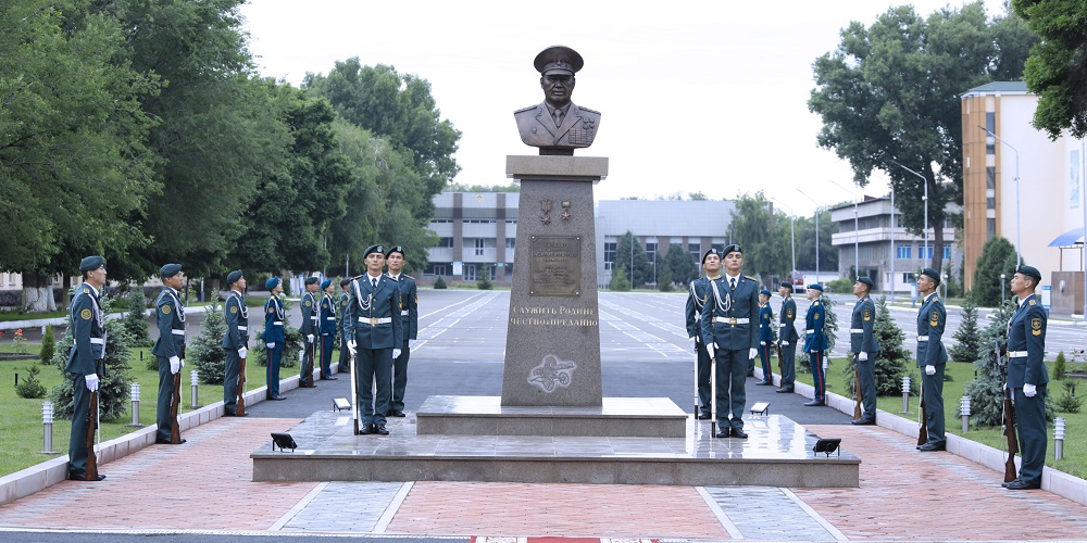 Памятник Сагадату Нурмагамбетову открыли в Алматы